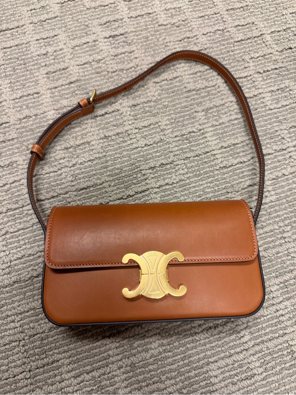 Celine Tan Leather Triomphe shoulder bag with Gold Hardware. - Picture 4 of 11